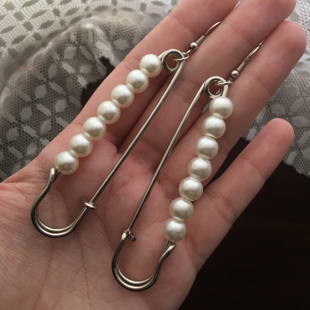 Jumbo Safety Pin Pearl Earrings - Picture 4 of 6